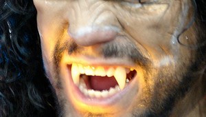 Mladých "upírov" obžalovali pre hryzenie a pitie krvi