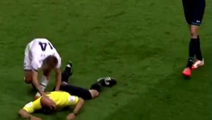 Skosený Howard Webb. Špičkový rozhodca fičal k zemi ako hnilá hruška!