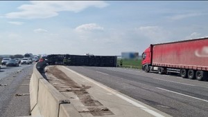 Prevrátený kamión na D1-ke blokuje všetky tri pruhy