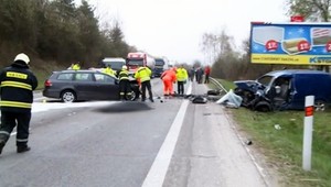 Čelná zrážka auta a dodávky. Jeden pasažier nehodu neprežil
