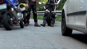 Za nehody, pri ktorých sa stretnú auto a motorka štatisticky častejšie môžu vodiči áut. Príčina je však rovnaká