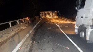 Vodič kamióna prešiel v zákrute do protismeru. Nehoda si vyžiadala jednu obeť