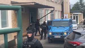 Kočnera priviezli na výsluch na NAKA do Nitry. Oblečenú mal nepriestrelnú vestu