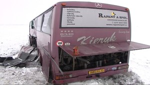 Autobus s deťmi sa zrazil s kamiónom