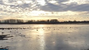 Korčuliari majú radosť, farmári nie. Slovenské polia sú pod zamrznutou vodou