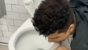 Chcel sa predviesť na internete a olizoval záchodovú misu: Dostal koronavírus