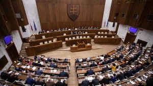 Parlament riešil návrh o povinnej školskej dochádzke. Do NR SR prišli aj rodičia, ktorým zomreli deti