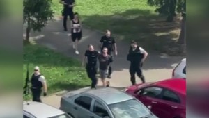 Dráma v Michalovciach: Polonahý muž s neznámou zbraňou vyvolal paniku