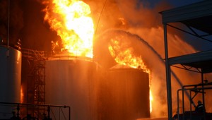 Požiar pri Kyjeve: Horia ropné zásobníky a ozývajú sa nové explózie