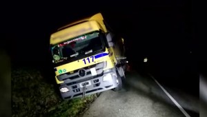 Kamionista do cieľa už nedorazil. Policajti našli v jeho kabíne otvorené fľaše alkoholu