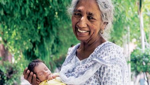 Prvé dieťa porodila ako 72-ročná. Starostlivosť oň nezvláda