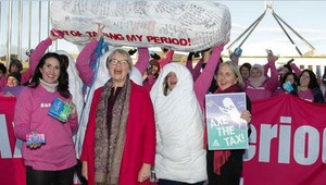 Rušia daň na dámske hygienické pomôcky
