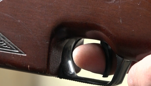 Miesto plechovky trafili človeka: Streľba vo večerných hodinách skončila zranením