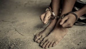 Nikdy nevidela vonkajší svet. Jedenásťročné dievča žije s odsúdenou matkou vo väzení