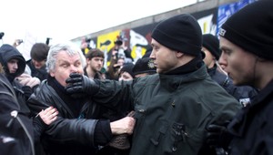 Búranie pozostatkov berlínskeho múru. Ľudia ho bránili vlastnými telami