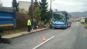 Hasiči zasahovali pri nehode autobusu. V tom čase sa v ňom viezlo 39 cestujúcich