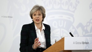 Theresa May potrebuje voľby skôr, ako ju brexit vygumuje z politickej mapy