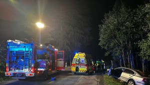 Po dopravnej nehode záchranári ošetrili dvoch zranených. Žena zostala zakliesnená