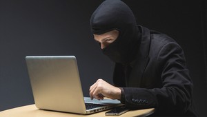 IT odborník: Je jednoduchšie ukradnúť bankomat ako manipulovať s údajmi