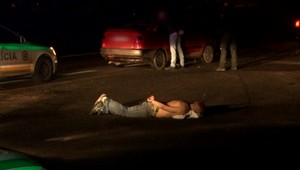 Agresívny muž spôsobil dvom policajtom otras mozgu