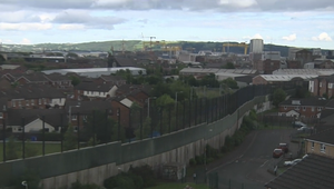 Múry medzi katolíkmi a protestantmi. Mesto pripomína rozdelený Berlín v čase vojny