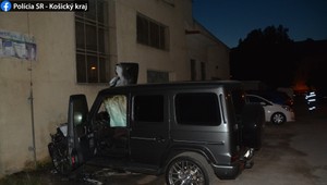 Luxusné auto pohltili plamene. Majiteľom má byť známy slovenský hokejista