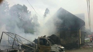 Požiar zachvátil časť rodinného domu. Na mieste zasahovalo takmer 30 hasičov