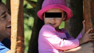 Iba päťročné dievča, ktoré zvíťazilo nad rakovinou, zrazilo pred škôlkou auto bez šoféra