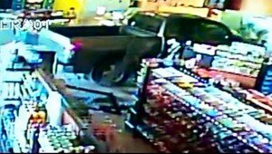 DRSNÉ VIDEO: Autom vletel do obchodu, chcel zabiť ženu!