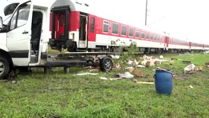 Nešťastie na koľajach: Dodávka vošla na priecestie rovno pred vlak