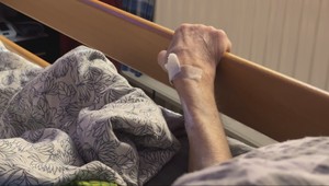 Syn údajne týra bezvládneho otca. Rodina márne volá o pomoc