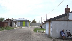 Policajti pri zásahu v osade použili služobnú zbraň. Osadníci tvrdia, že útočili policajti, tí to odmietajú