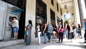 Grécky parlament schválil referendum, ľudia z bankomatov vybrali 600 miliónov