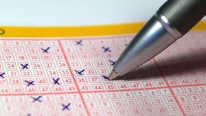 Napätie stúpa v 18 krajinách, hrá sa o obrovský balík. Výhra je opäť na maxime, až 90 miliónov eur