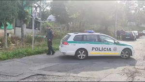 Streľba v Lučenci: Z budovy strieľal muž, situáciu upokojovali kriminalisti