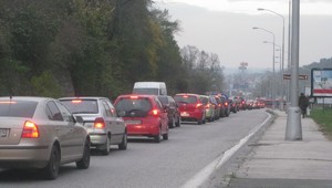 Zápchy na hroby. Takto sa už tlačia vodiči do krematória