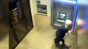 Bizarná lúpež. Maskovaný muž sa k hotovosti chcel dostať použitím udice