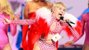 Miley Cyrus pokračuje v nechutnom ťažení: Tentoraz s rukou v rozkroku!