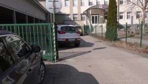 Cez SMS hrozil výbuchom bytovky: Muž, ktorý pustil plyn, zapálil byt a ušiel, sa postavil pred súd