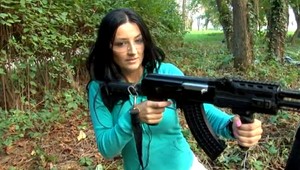 Reportérka Kleknerová v bojovej zóne so zbraňou v ruke