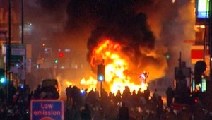 Krvavé násilnosti v Londýne: Po prestrelke dav zaútočil na policajtov