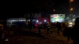 Muž visel nad koľajnicami v niekoľko metrovej výške a vyhrážal sa, že si niečo urobí