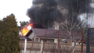 V Devínskej Novej Vsi horela chata, zasahovali profesionáli i dobrovoľní hasiči