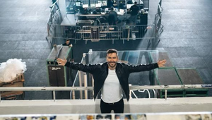 Úplná hrôza! Obľúbený český spevák sa zrútil z pódia rovno na hlavu!