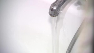 Dlhodobé týranie dokonané zabitím: Dôchodca na vozíku mal umlátiť na smrť manželku barlou vo vani