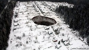 V Rusku sa prepadá dedina, kráter je hlboký 40 metrov