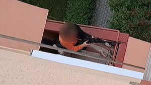Opitý muž v Ostrave strieľal z balkóna na ľudí, zasiahol aj policajné auto