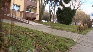 Okoloidúci objavil na zemi telo muža. Bol dobodaný