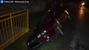 Dopravná nehoda pri Leviciach: Muž nafúkal vyše tri promile, do auta si sadol bez povolenia majiteľa