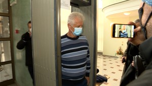 Brhel ide do väzby. Jeho advokáti podávajú trestné oznámenie na nemocnicu Ružinov